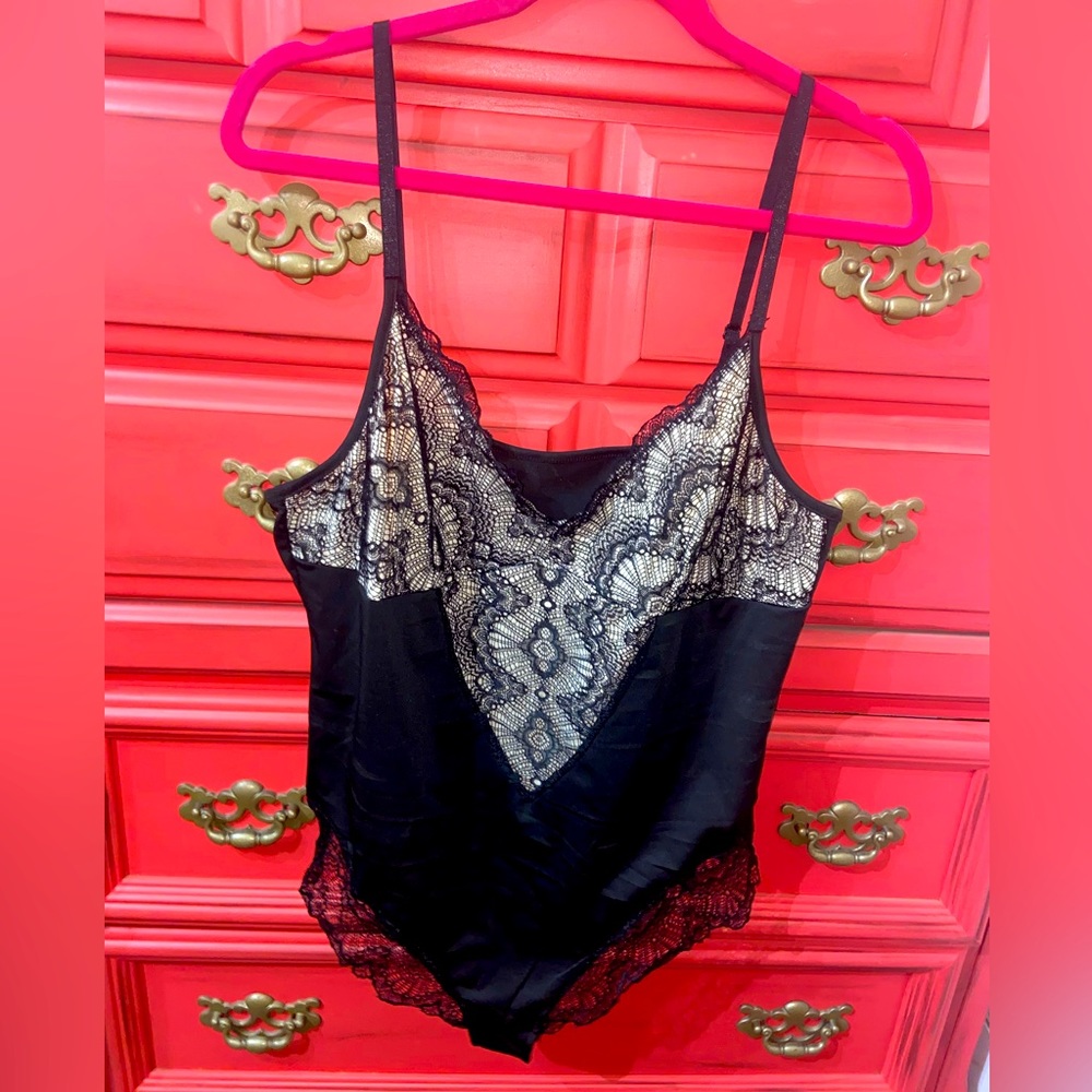Sculpting Lace Shapewear Bodysuit